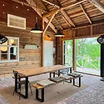 빌라 Elegant Lakeside House With Sauna & Jacuzzi
