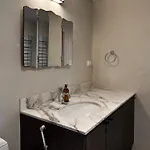 Elegant Lakeside House With Sauna & Jacuzzi 빌라 *
