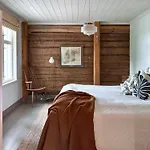 Elegant Lakeside House With Sauna & Jacuzzi 빌라 *