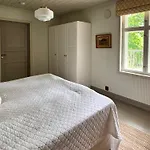 Elegant Lakeside House With Sauna & Jacuzzi 빌라 *