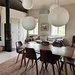 Elegant Lakeside House With Sauna & Jacuzzi فيلة