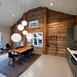 빌라 Elegant Lakeside House With Sauna & Jacuzzi Lohja