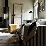 Elegant Lakeside House With Sauna & Jacuzzi 빌라