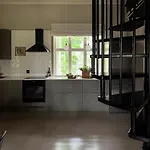 Elegant Lakeside House With Sauna & Jacuzzi 빌라 *