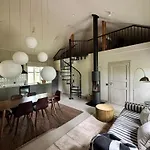 Elegant Lakeside House With Sauna & Jacuzzi 빌라 *