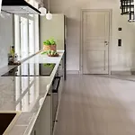 Elegant Lakeside House With Sauna & Jacuzzi 빌라 *