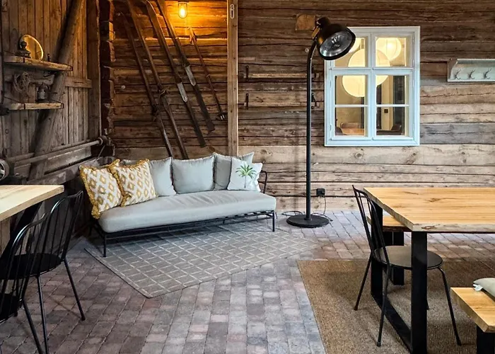 Villa Elegant Lakeside House With Sauna & Jacuzzi