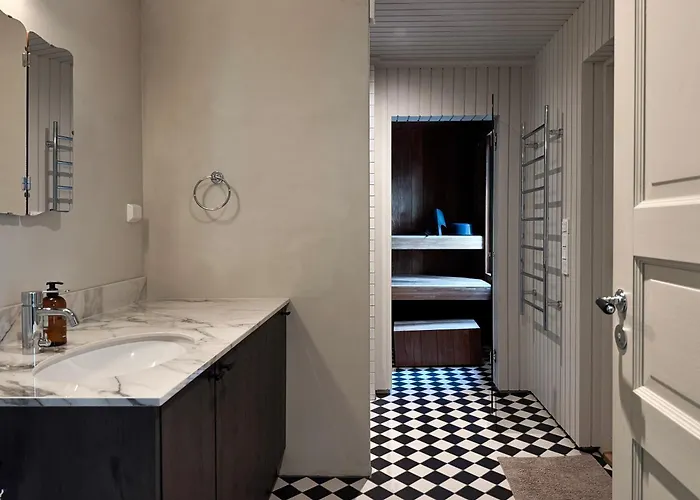 Villa Elegant Lakeside House With Sauna & Jacuzzi