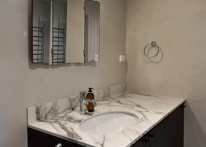 Elegant Lakeside House With Sauna & Jacuzzi 别墅 *