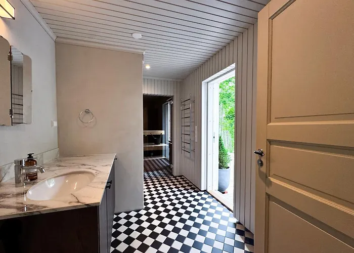 Elegant Lakeside House With Sauna & Jacuzzi