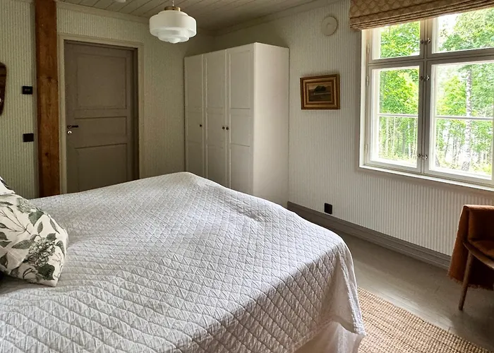 Elegant Lakeside House With Sauna & Jacuzzi 别墅 *