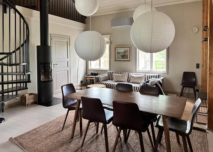 Elegant Lakeside House With Sauna & Jacuzzi 别墅