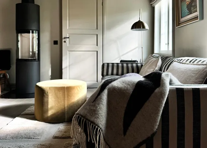 Elegant Lakeside House With Sauna & Jacuzzi 别墅