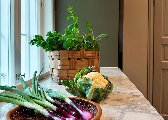 Villa Elegant Lakeside House With Sauna & Jacuzzi